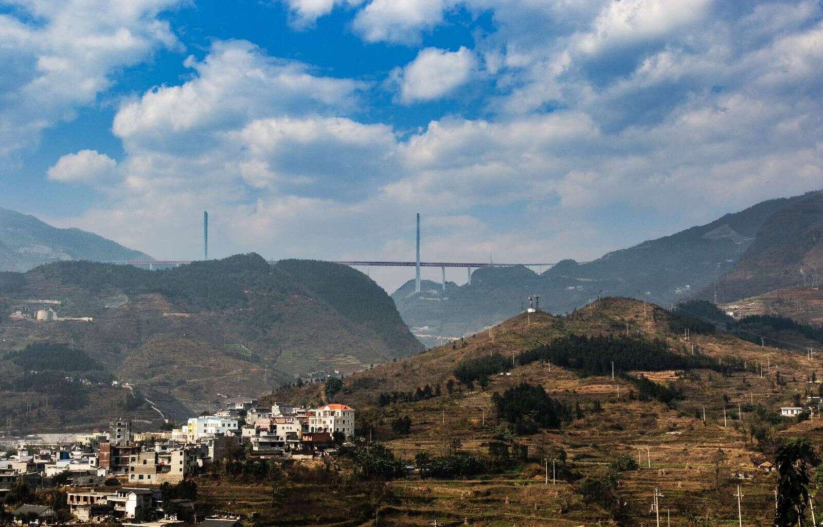 Voici le pont suspendu le plus haut et le plus audacieux du monde, et il vient tout juste d’ouvrir