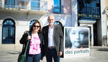 l’été indien des portraits illumine Sanary et ses quais, et c’est à découvrir jusqu’au 2 novembre