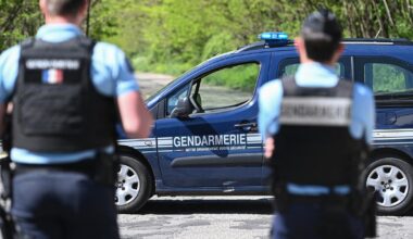 un gendarme blessé, un autre ouvre le feu sur le véhicule en fuite