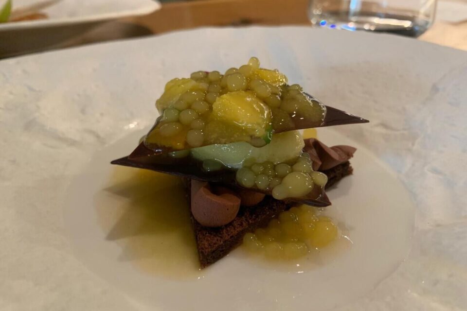 Le dessert au chocolat, à l'orange, au poivre de Timut et au vinaigre de calamansi.