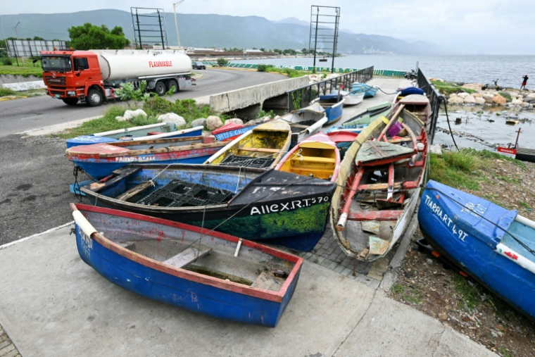 Des bateaux de pêche  amarrés les uns aux autres avant l’arrivée de l’ouragan Melissa dans le village de Rae Town, à l’est de Kingston, en Jamaïque, le 25 octobre 2025 ( AFP / Ricardo Makyn )