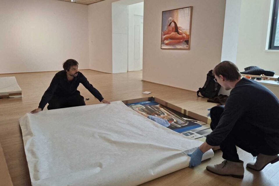 Le tableau de Laurent Proux est soigneusement emballé pour son transport.