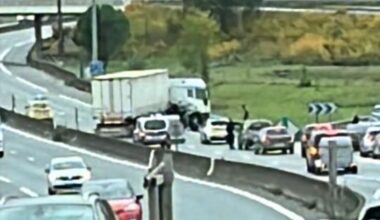 un poids lourd est en travers de la route