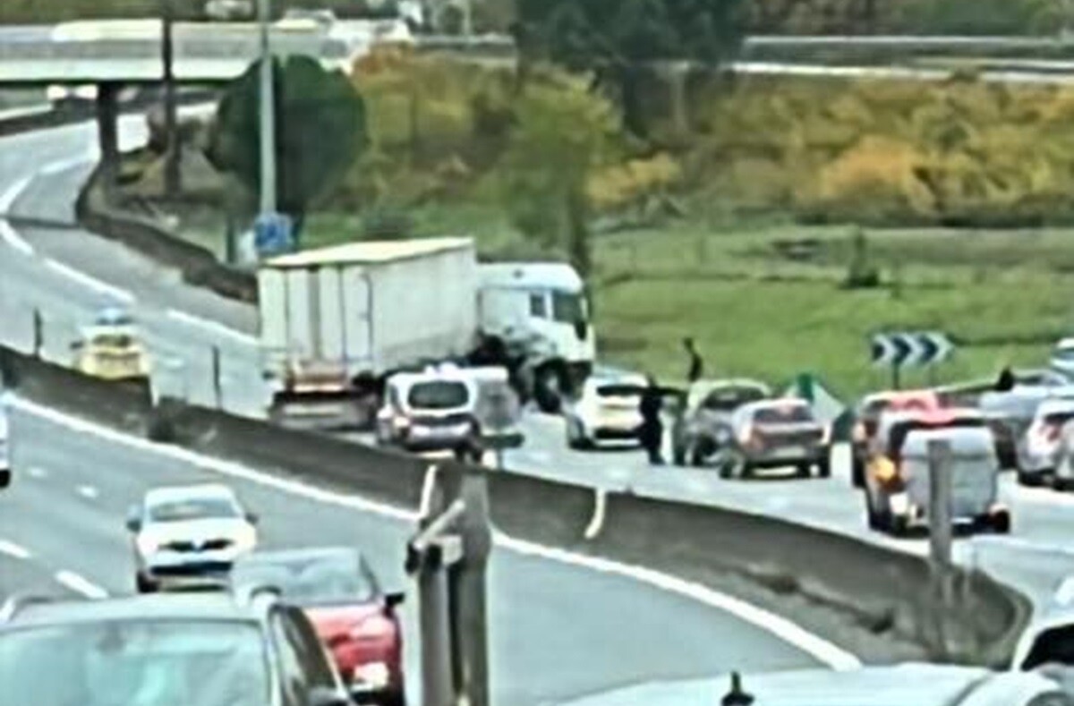 un poids lourd est en travers de la route