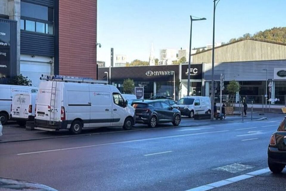 Des camions de l'entreprise Dalkia ont été aperçus près du centre commercial dimanche matin.