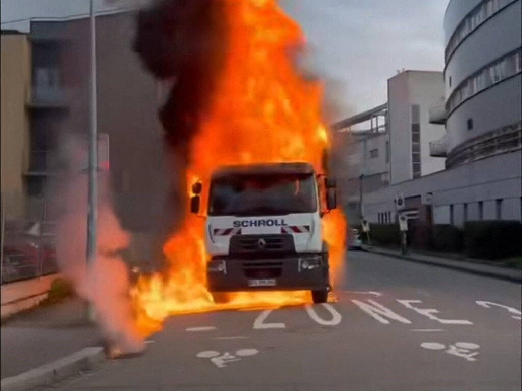 un camion poubelle ravagé par d’impressionnantes flammes dans le quartier de la Krutenau