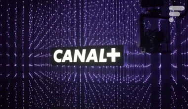 les spectateurs sont devant un écran noir