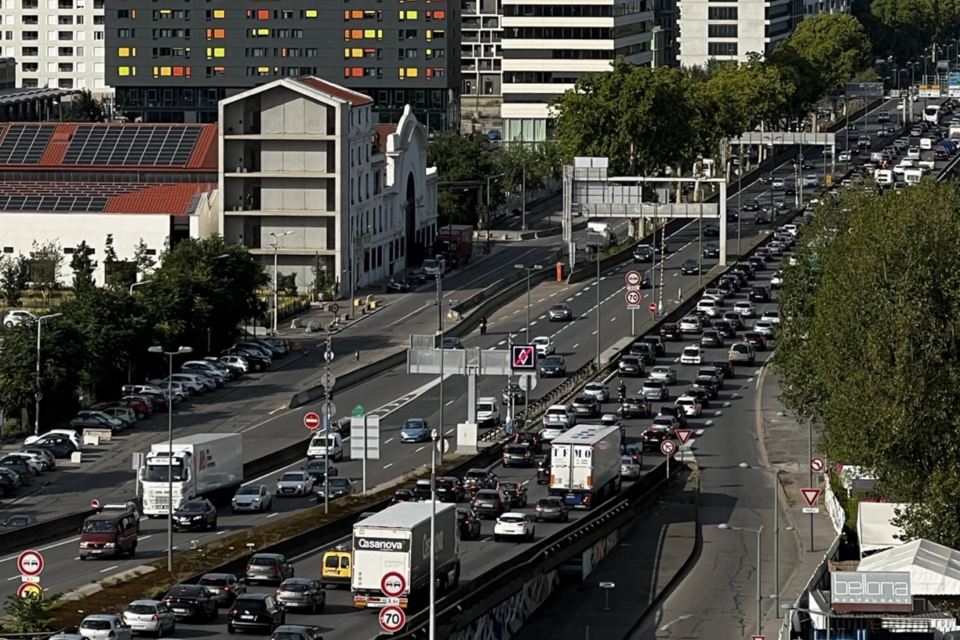 Des voitures à l'entrée de Lyon, dans le secteur de Confluence.