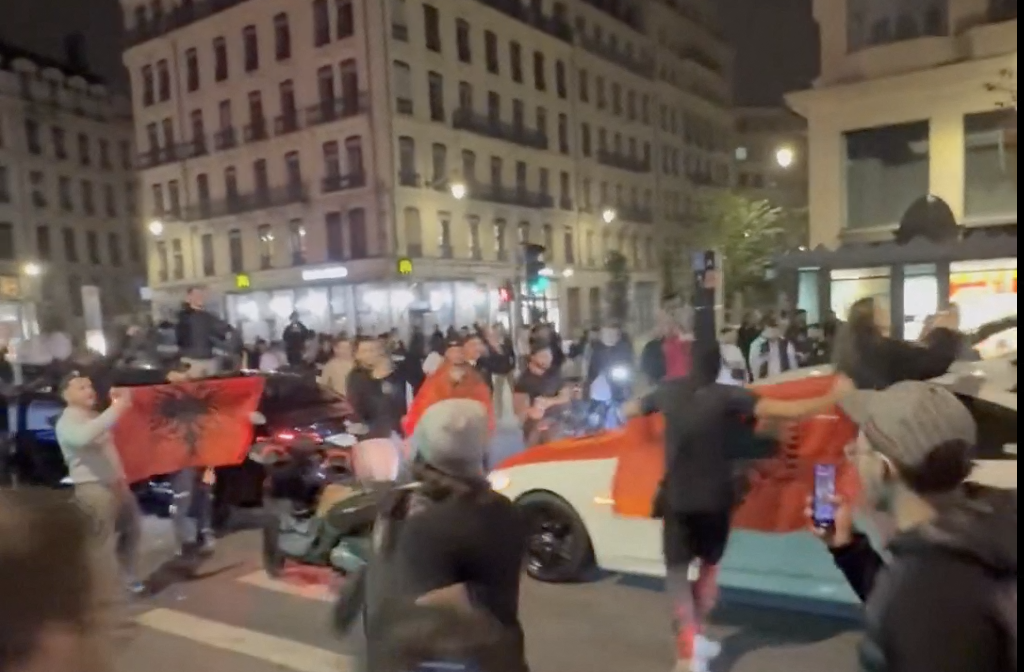 Lyon. Rodéos, circulation bloquée... La fête des Albanais vire au désordre en Presqu'île