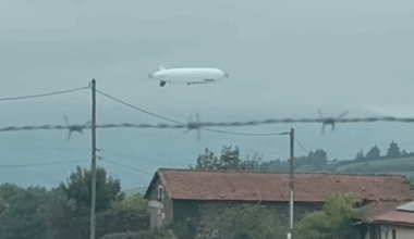 surprise pour les habitants, un gros ballon dirigeable survole ces communes