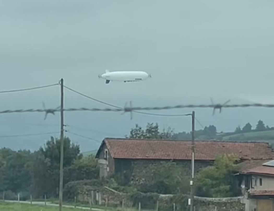 surprise pour les habitants, un gros ballon dirigeable survole ces communes