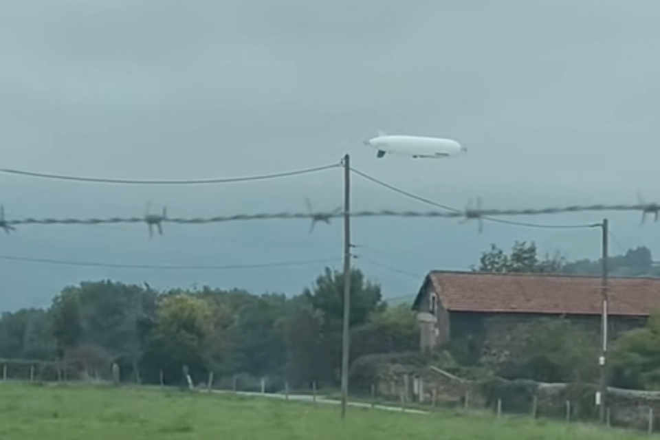 Un gros dirigeable blanc a survolé lundi matin les communes de Saint-Chamond et Rive-de-Gier.