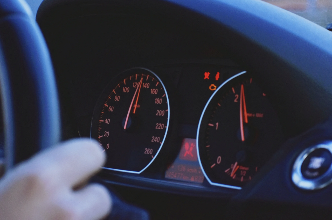 un conducteur armé, un ado en SUV à 130 km/h