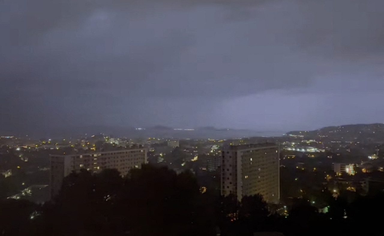 un très violent orage surprend Marseille, les images impressionnantes