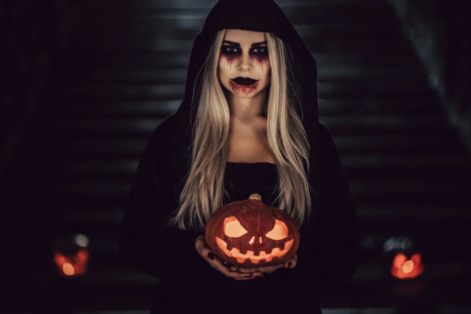Rires d’enfants, cris d’ados et odeur de churros : Halloween devient une fête familiale sous les arbres.