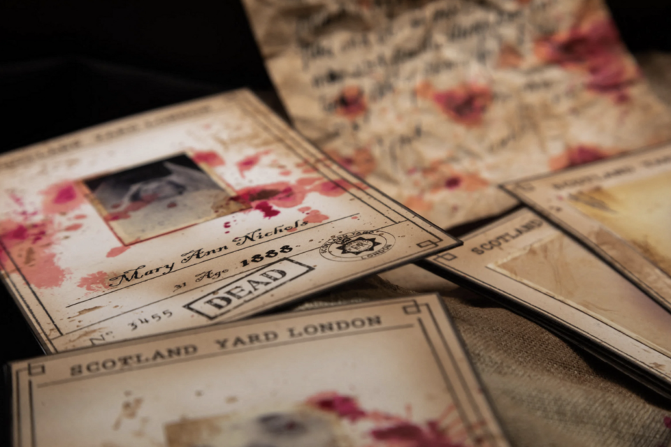 • Les regards se croisent, les indices s’accumulent : quelqu’un ment, mais qui ?