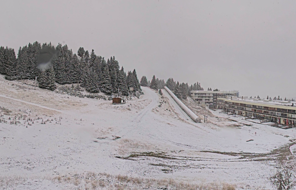 La neige a saupoudré les pistes de Chamrousse, près de Grenoble ce vendredi matin.