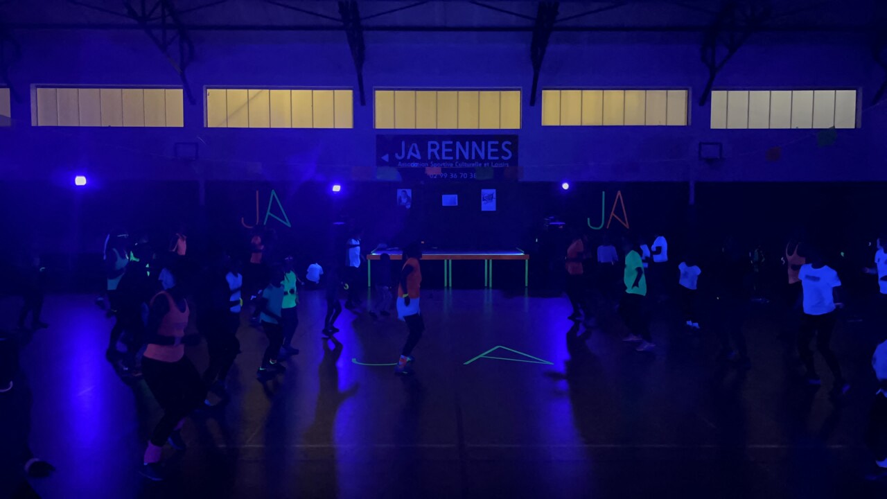 la soirée danse, fitness et tenues fluo revient bientôt à Rennes au profit des Restos du Cœur