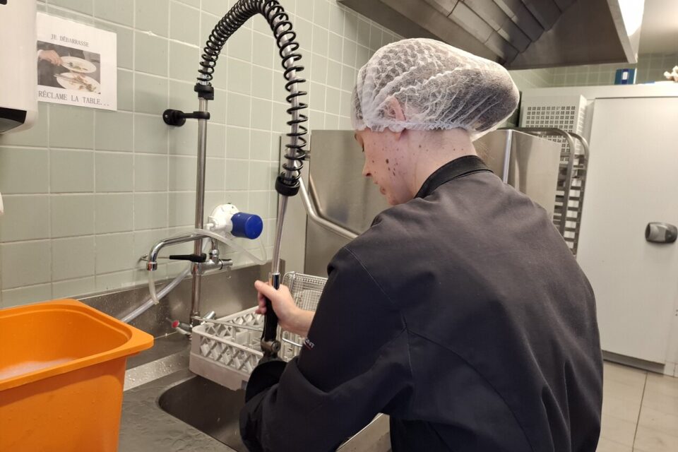 Caroline se réjouit des dons et des réservations des clients pour leur venir en aide.