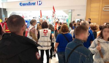 Dans le plus grand centre commercial de Bretagne, des salariés du magasin Carrefour en colère