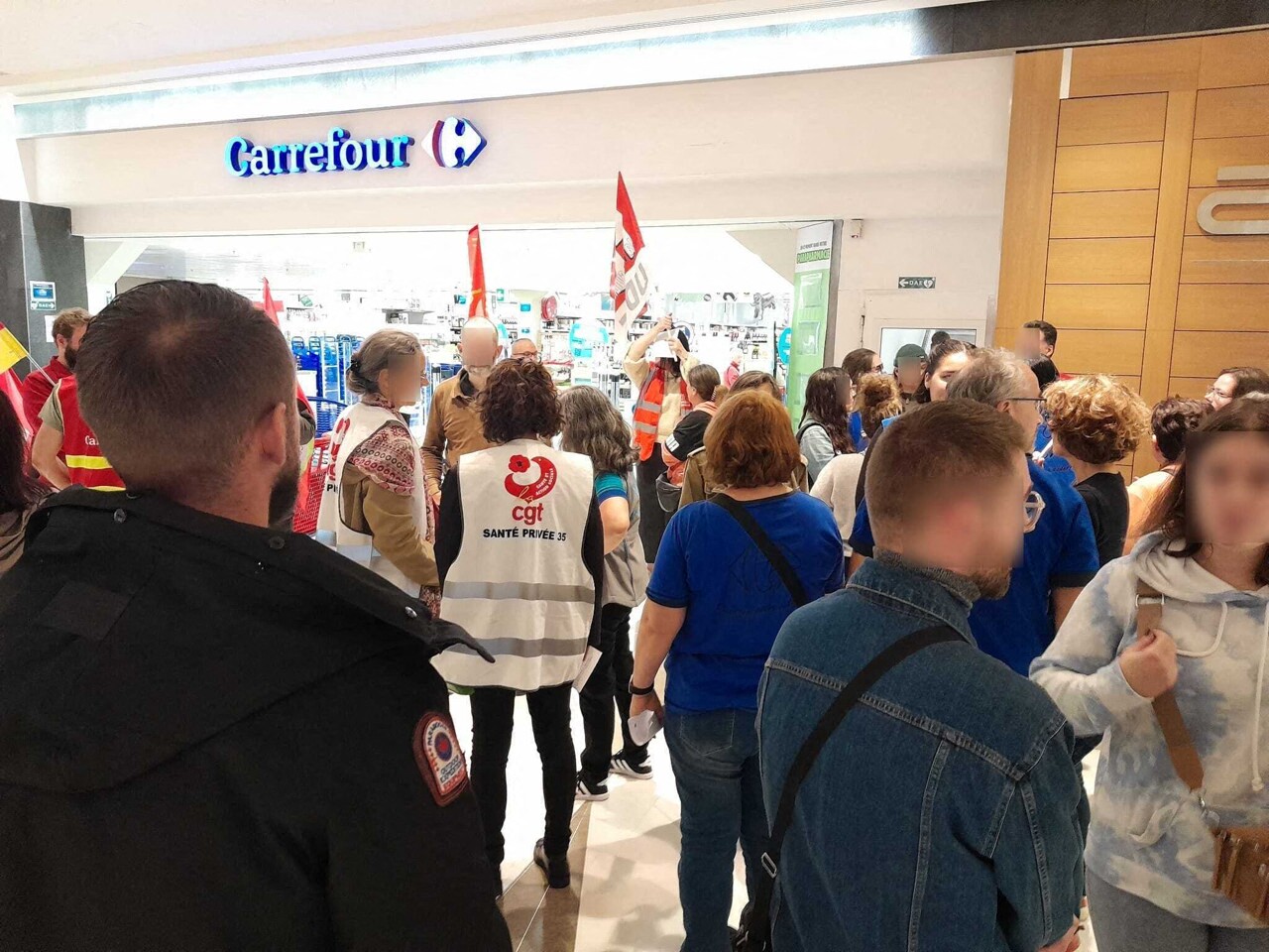 Dans le plus grand centre commercial de Bretagne, des salariés du magasin Carrefour en colère