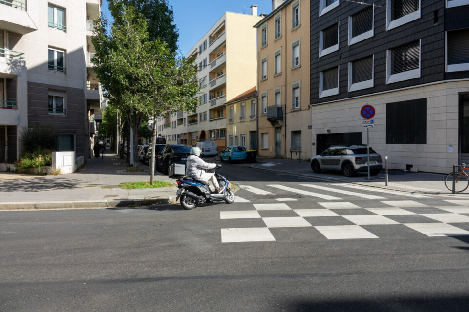 Un feu de circulation laissait les piétons passer à ce carrefour Lacassagne-Moissonnier (Lyon 3e arrondissement).