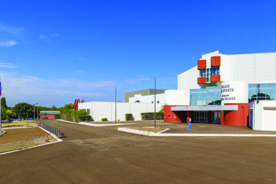 Les tribunes du palais des Sports de Castelnau-le-Lez prêtes à vibrer pour les équipes locales.