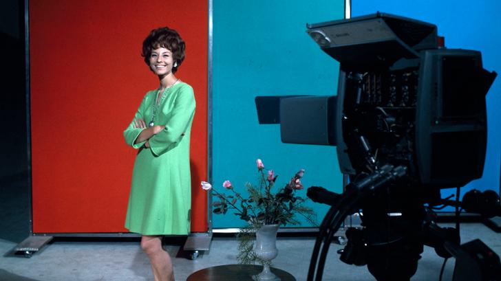 La speakerine Denise Fabre, ici dans un studio de Cognacq Jay, en 1965.
