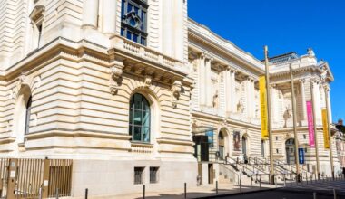 un cadre endommagé découvert lors de vérifications de sécurité après le cambriolage du Louvre