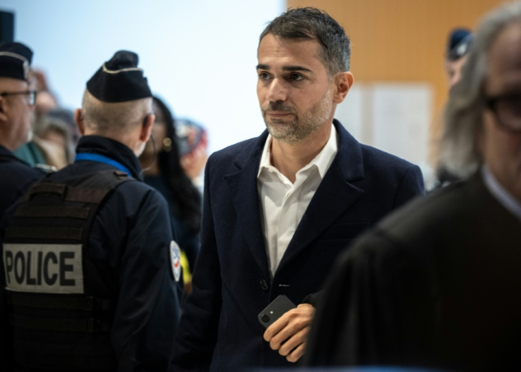Aurelien Poirson-Atlan, connu sur les réseaux sociaux sous le nom de Zoé Sagan, arrive au tribunal le 27 octobre 2025 ( AFP / Guillaume BAPTISTE )