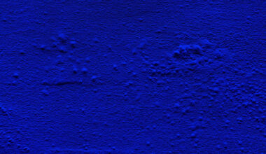 Estimé plus de 16 millions d'euros, un monumental tableau bleu de Klein bientôt présenté pour la première fois aux enchères