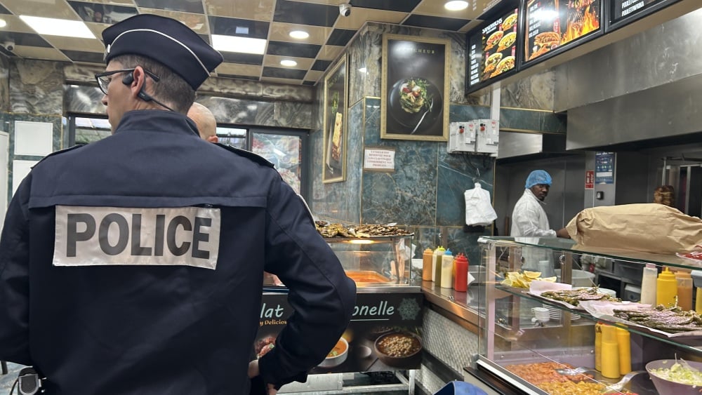 "Vous permettez que Maman finisse de manger ?"