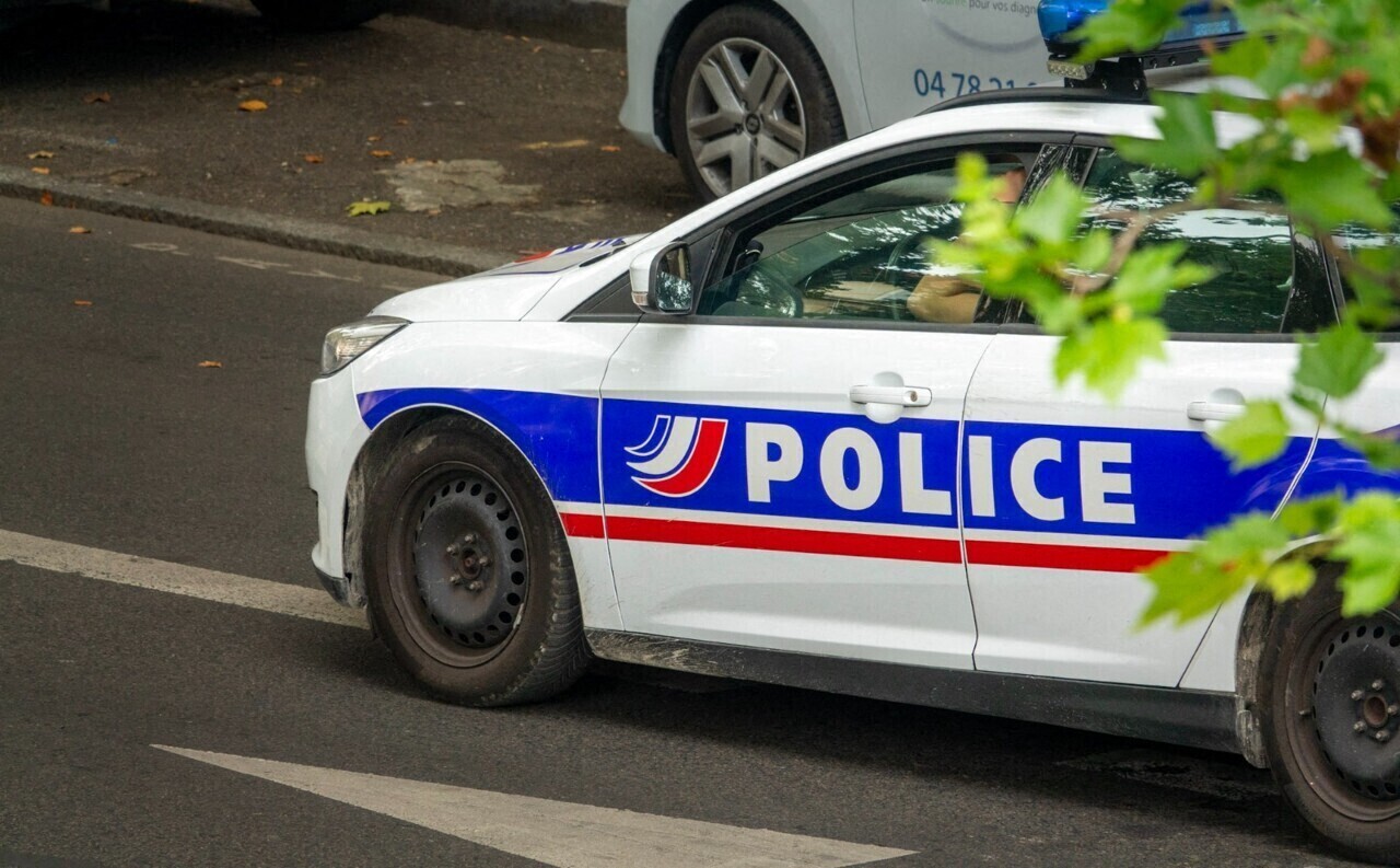 Oreille de cochon devant un bâtiment municipal, pétition contre Shein... L'info à midi en Île-de-France
