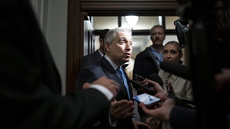 Le ministre des Finances et du Revenu national, François-Philippe Champagne, s'adresse aux journalistes avant une réunion du Cabinet sur la Colline du Parlement à Ottawa, le jeudi 25 septembre 2025.