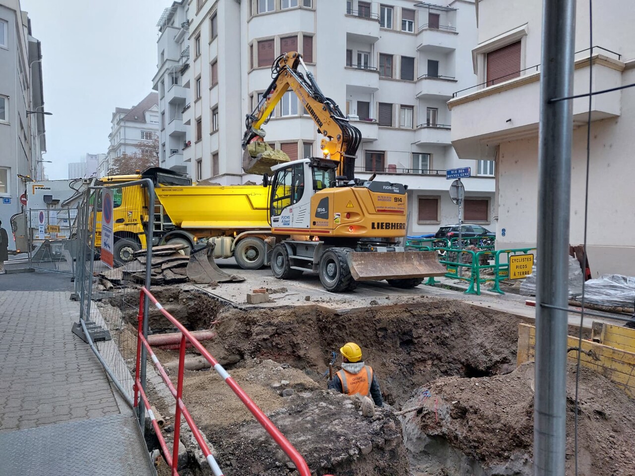des parents inquiets par des travaux à rallonge devant une école à Strasbourg