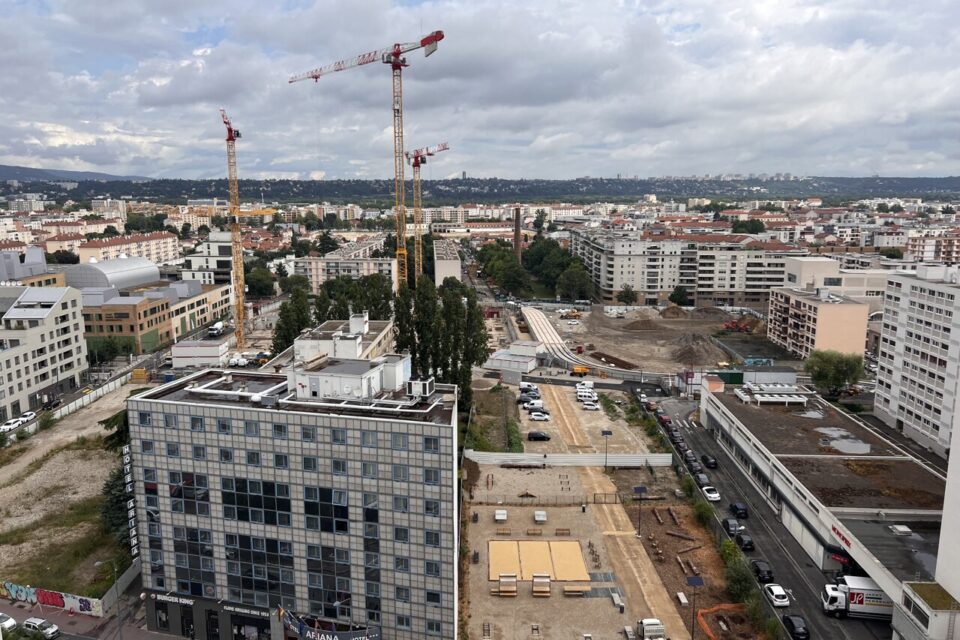 Le chantier de l'extension du quartier Gratte-Ciel vu depuis un immeuble historique, à Villeurbanne, en juillet 2024.