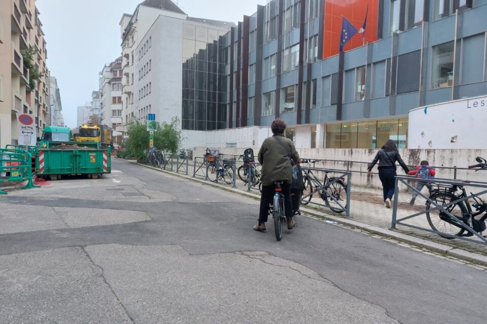 Après avoir franchi les travaux du réseau de chaleur, il faut encore enjamber le trottoir fraichement refermé pour accéder à l'école.