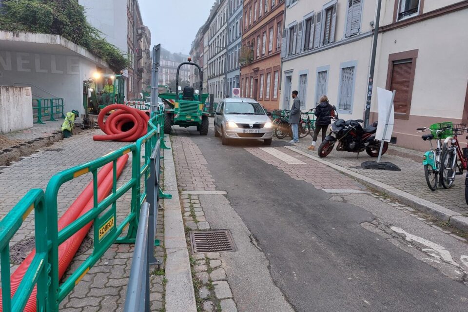 Avec les engins de chantier sur la route et les voitures, il faut se faufiler pour accéder, à pied ou à vélo à l'entrée  de l'école.