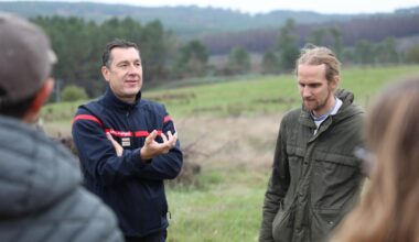 Le lieutenant colonel Vergnaud aux côtés de Xavier Bonnard, chargé du développement local des forêts et du bois au Pays Sud Charente.