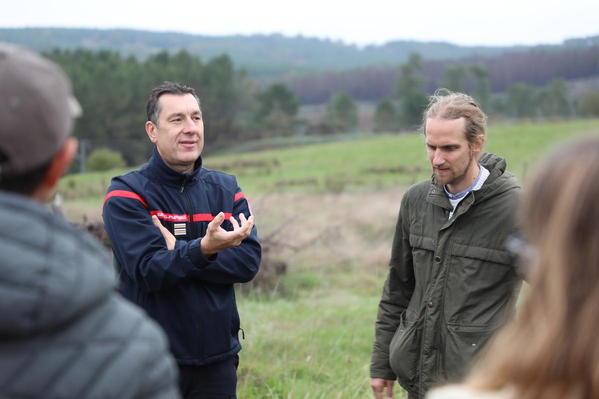 Le lieutenant colonel Vergnaud aux côtés de Xavier Bonnard, chargé du développement local des forêts et du bois au Pays Sud Charente.