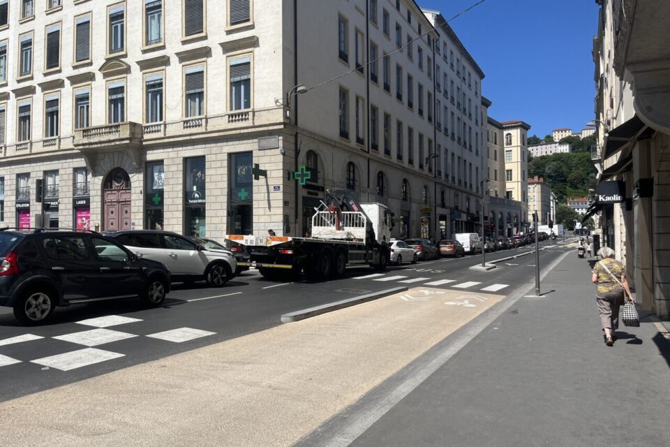 La circulation se fait souvent au ralenti sur la place Bellecour de Lyon.