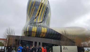 la Cité du vin de Bordeaux organise une vente aux enchères d'exception