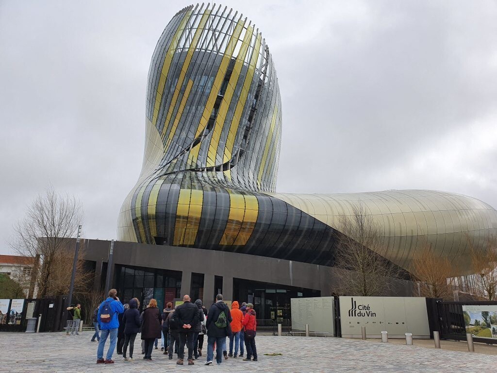 la Cité du vin de Bordeaux organise une vente aux enchères d'exception