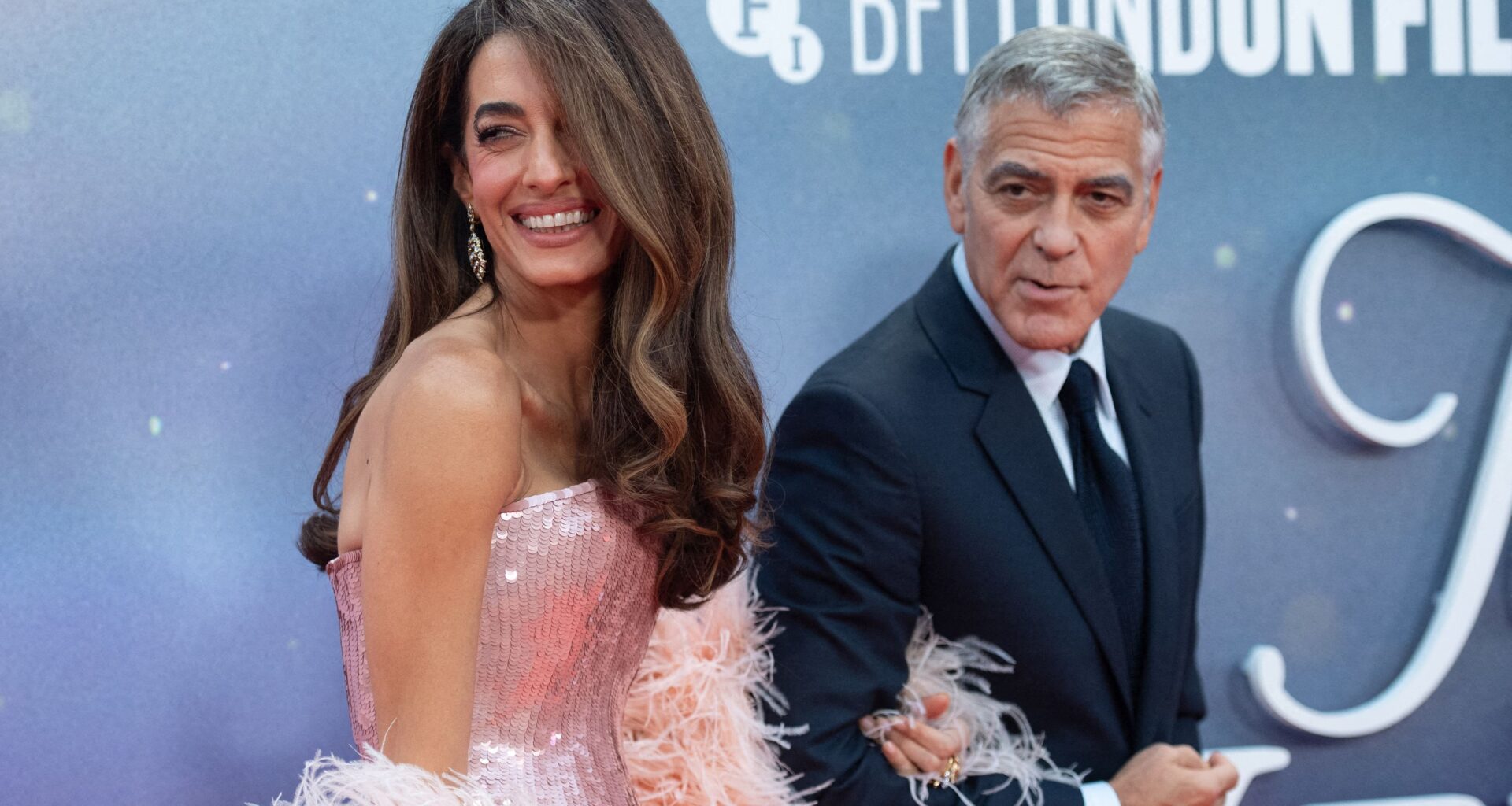Truc en plumes et paillettes, Amal Clooney rayonne au bras de George Clooney à Londres