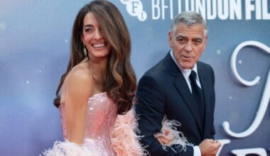 Truc en plumes et paillettes, Amal Clooney rayonne au bras de George Clooney à Londres