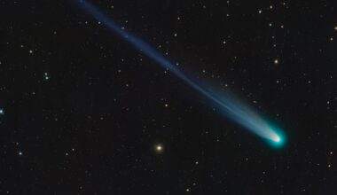 Cette comète visible en ce moment vient d’affronter un phénomène extrêmement rare : les images sont impressionnantes