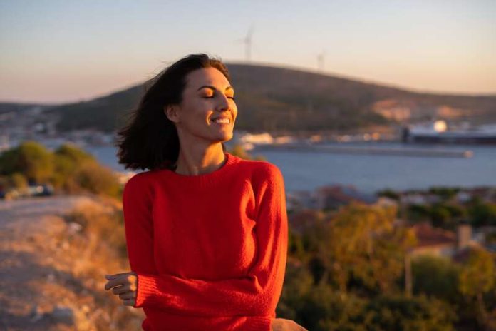 comment être heureux seul solitude isolement social Ma Santé Une femme qui sait comment être heureuse seule.