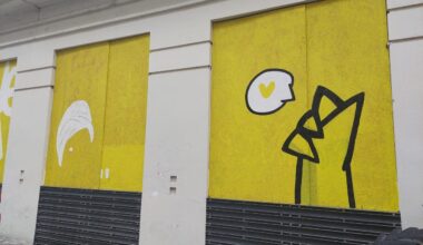 pourquoi il y a des peintures sur ces commerces vides à Nantes