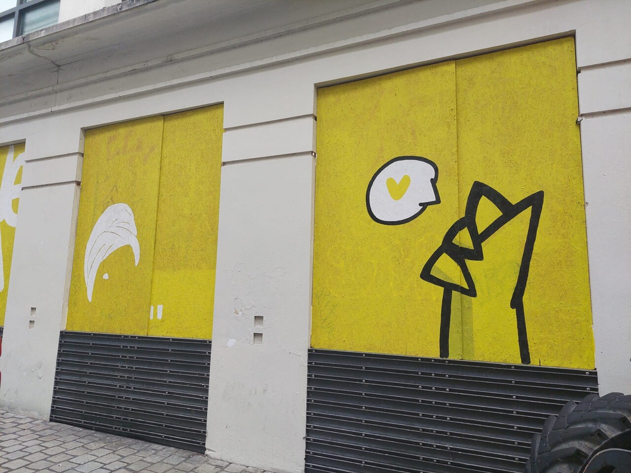 pourquoi il y a des peintures sur ces commerces vides à Nantes