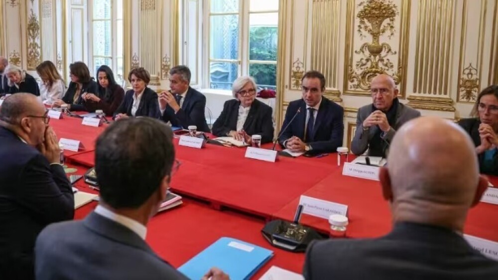 Sébastien Lecornu est arrivé à l'Élysée avant un conseil des ministres reporté à 11h... suivez le direct - La Provence